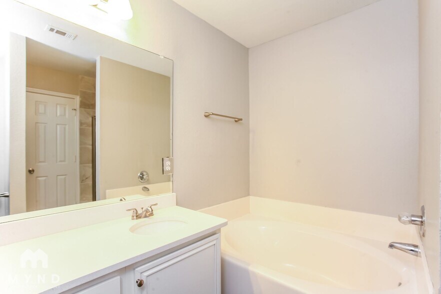 Building Photo - 421 Pin Oak Ln