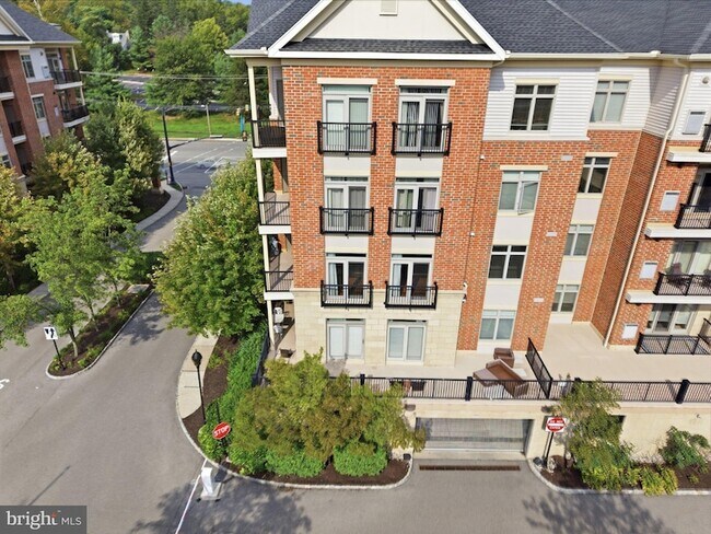 Building Photo - 301 Carson Terrace