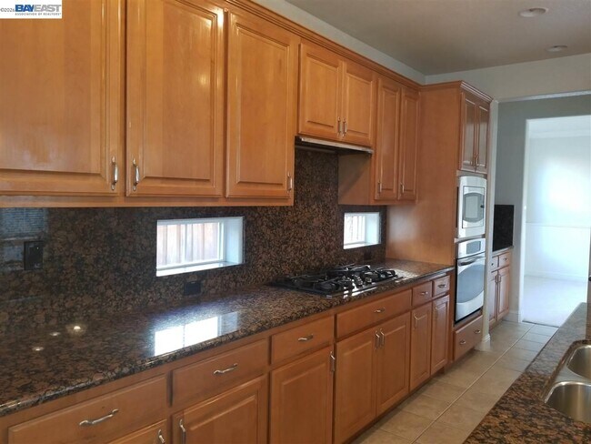 Building Photo - 199 N Alta Dena St