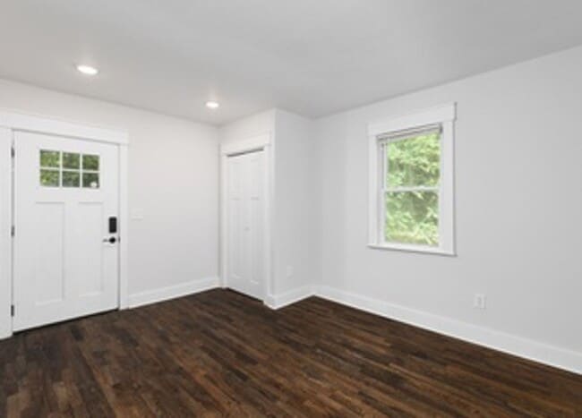 Building Photo - 1620 14th Ave N