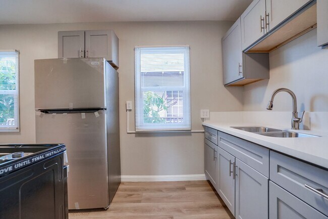 Building Photo - Upgraded Studio in Belmont Shore Available Now!!