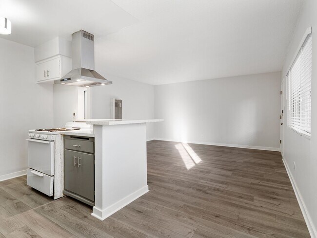 Interior Photo - 1121 Daisy Avenue