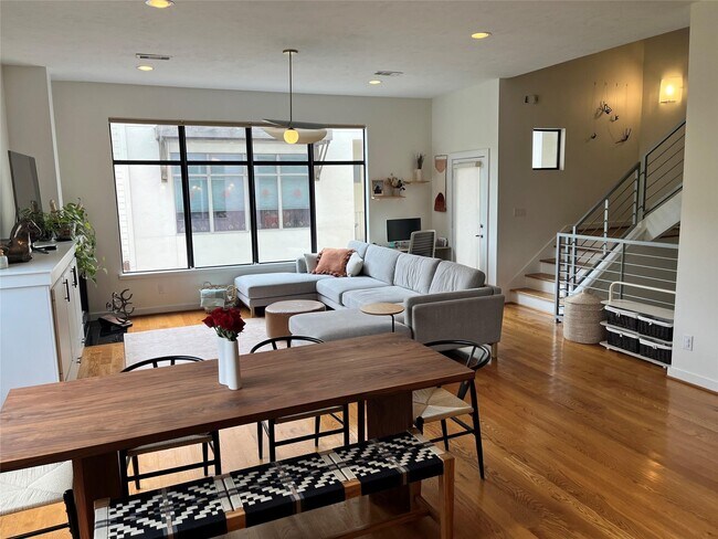 Building Photo - 5313 Lillian St