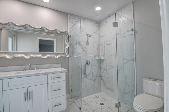 Building Photo - 701 Apple Tree Ln