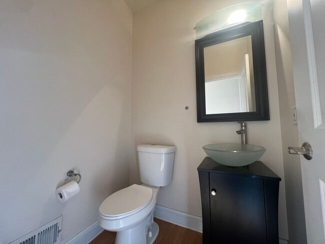 Building Photo - Beautiful 4 Bedroom/ 2.5 Bath with Integra...