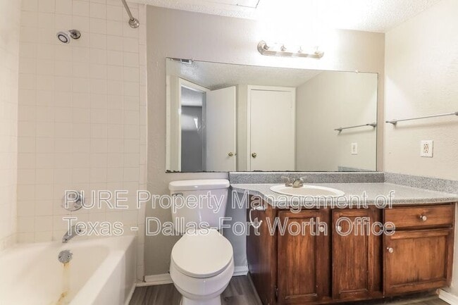 Building Photo - 18333 Roehampton Dr