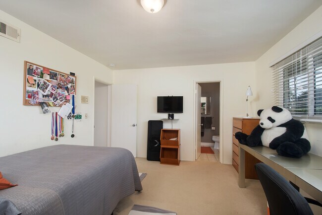 Building Photo - AVAILABLE NOW! LOVELY LA JOLLA 3BD/2.5BA H...