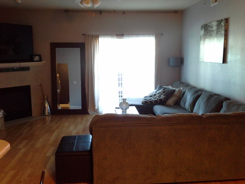 Building Photo - 6255 Beechtree Dr