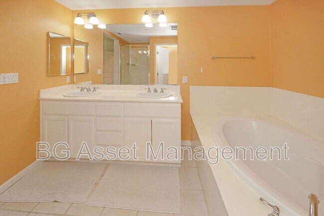 Building Photo - 1653 Northshore Dr