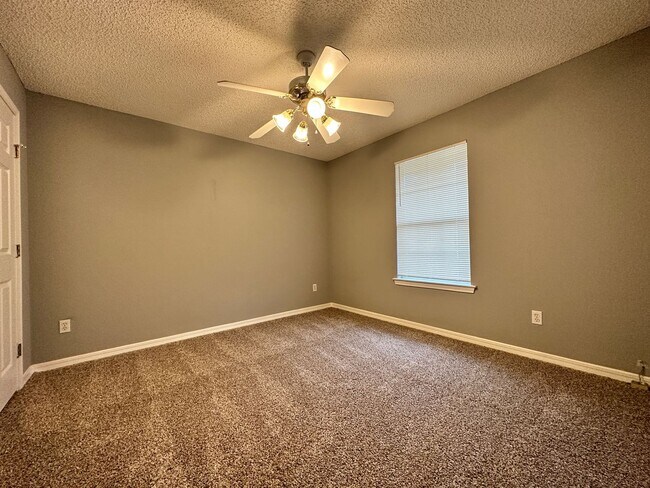 Building Photo - Beautiful 3 bedroom, two bath home off CR 220