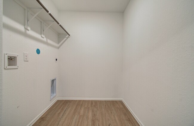 Building Photo - 9211 Redwood Br Dr