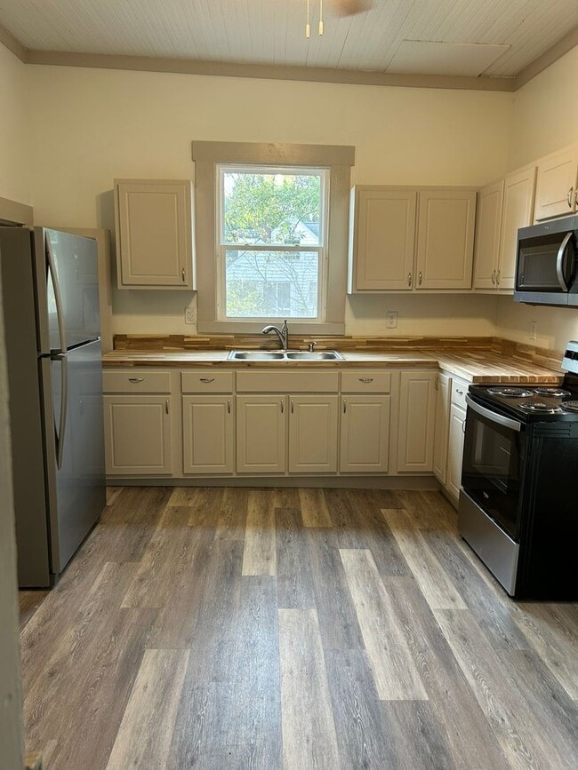 Building Photo - 113 E Church St