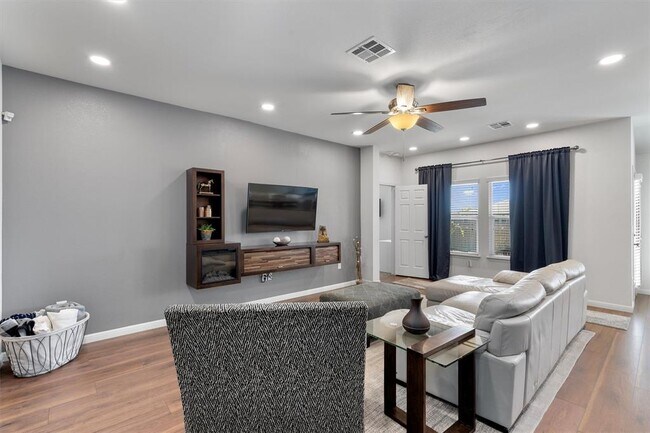 Building Photo - 300 Camellia Dr