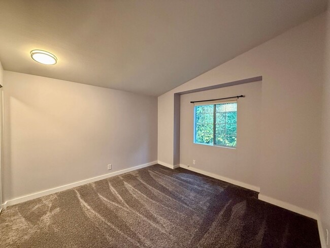 Building Photo - Beautiful 2 bed, 1.5 bath Condo located in...