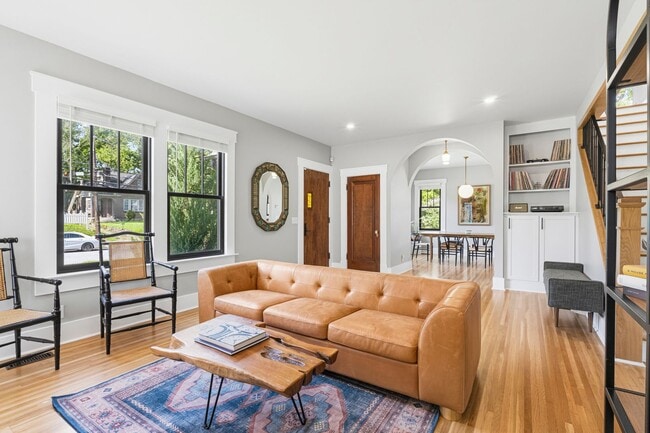 Building Photo - 2016 Sweetbriar Ave