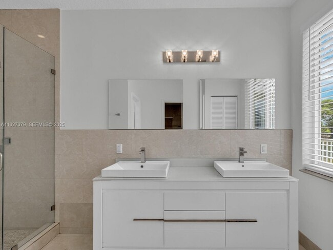 Building Photo - 933 Falling Water Rd