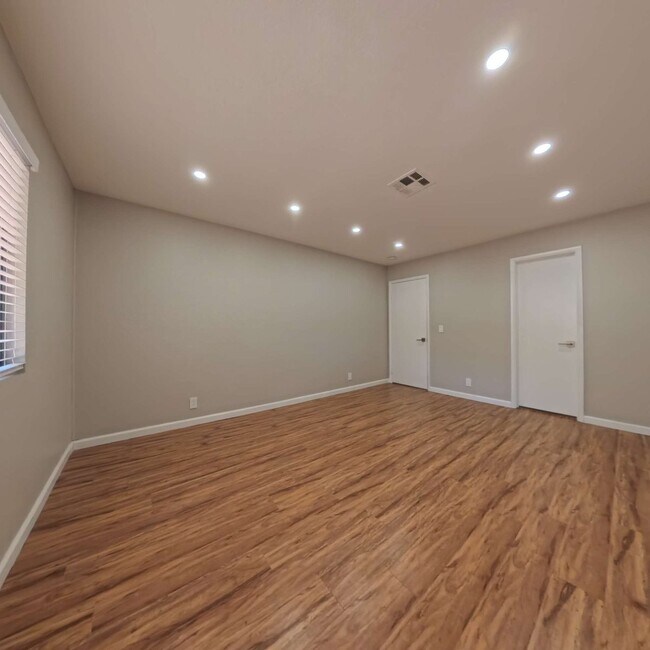 Building Photo - Stunning 2-Bedroom Condo 2nd Floor at The Lakes!