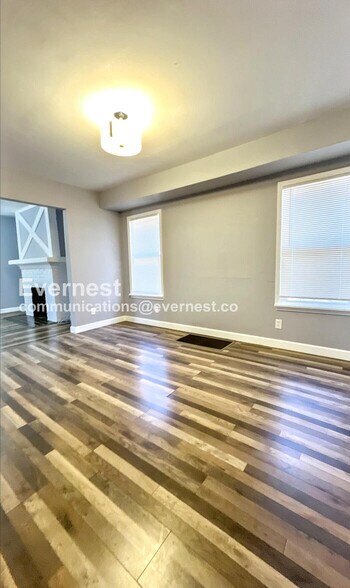 Building Photo - 1402 E 65th St