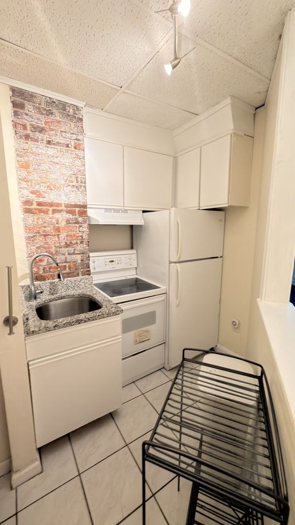 Building Photo - Gorgeous 1.5 bed with great location in Newton available NOW!
