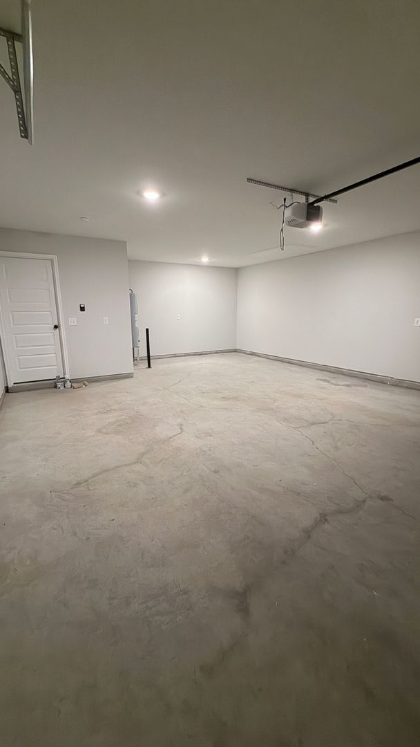 Building Photo - 3 BEDROOM 2 BATHROOMS