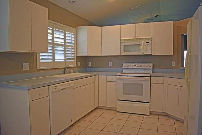 Building Photo - 14499 Tamarind Loop