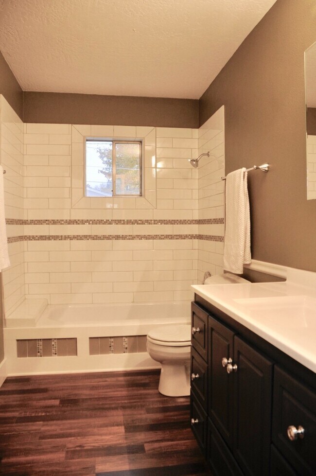 Building Photo - Sanders Beach: 5 bed 2 bath (split level) 4 car garage