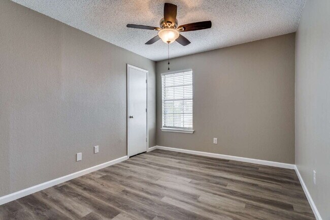 Building Photo - Updated & Conveniently Located 2 Bedroom Apartment in South Fort Worth