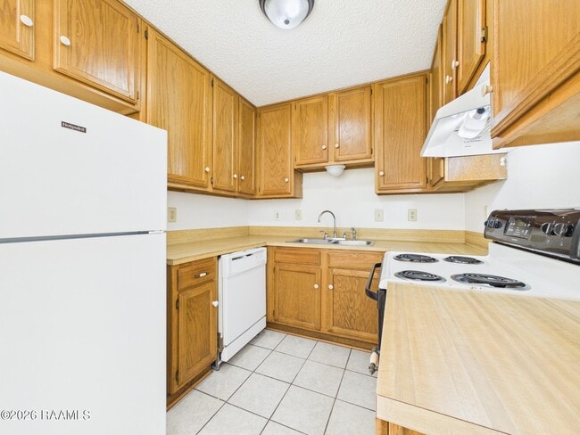 Building Photo - 112 Country Ln