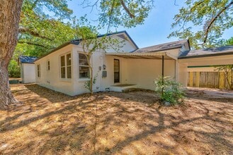 Building Photo - 104 N Pecan St