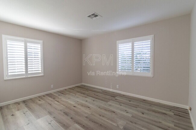 Building Photo - 218 E Longview Ave