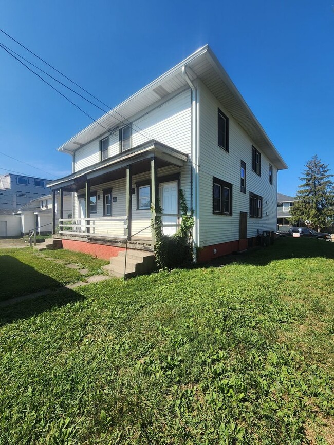 Building Photo - Beautiful Large Three Bedroom with 1.5 Bat...