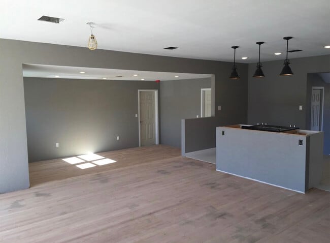 Building Photo - 1231 Westlawn Dr