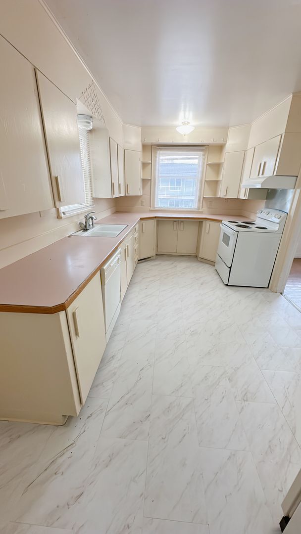 Building Photo - 3 bdrm + bonus room/1 bath house with gara...