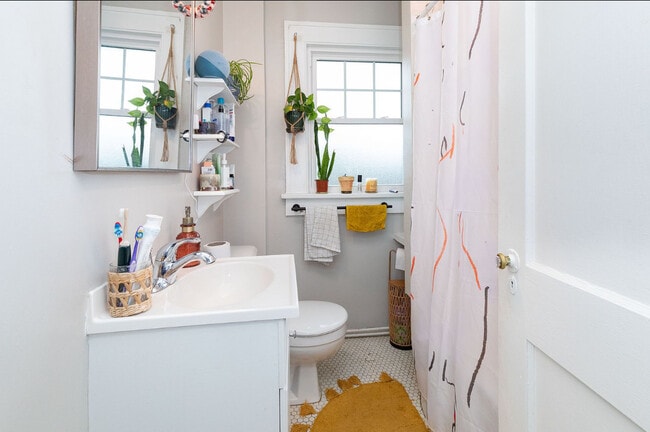 Building Photo - 16 Gracelyn Rd