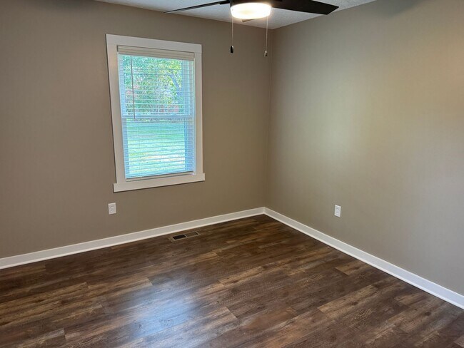 Building Photo - 516 Claremoor Ave