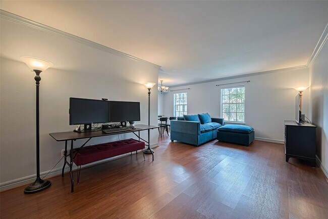 Building Photo - 359 N Post Oak Ln
