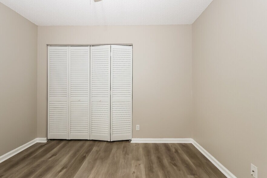 Building Photo - 984 Lake Breeze Dr