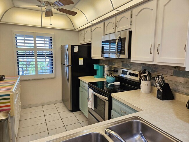 Building Photo - Seasonal Short-Term 2 Bedroom 2 Bathroom Second Floor Condo in Mission Lakes!