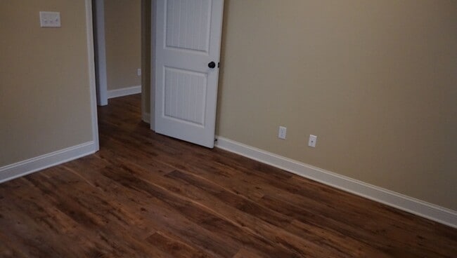 Building Photo - Beautiful and convenient