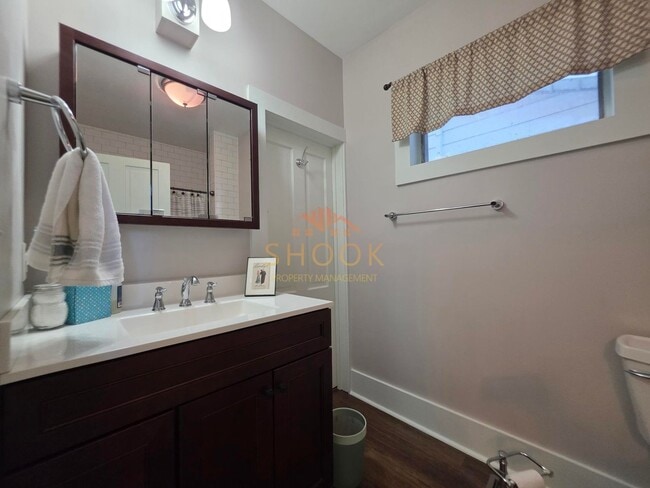 Building Photo - LARGE 4 BR HOME CLOSE TO DOWNTOWN W/ LOTS OF AMENITIES