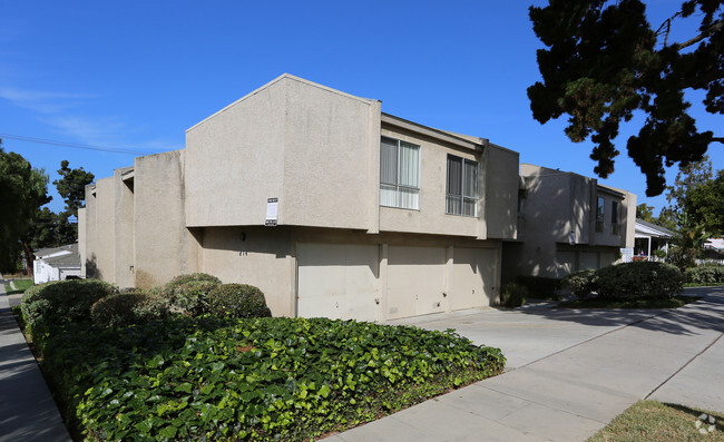 Primary Photo - Pepper Tree Apartments