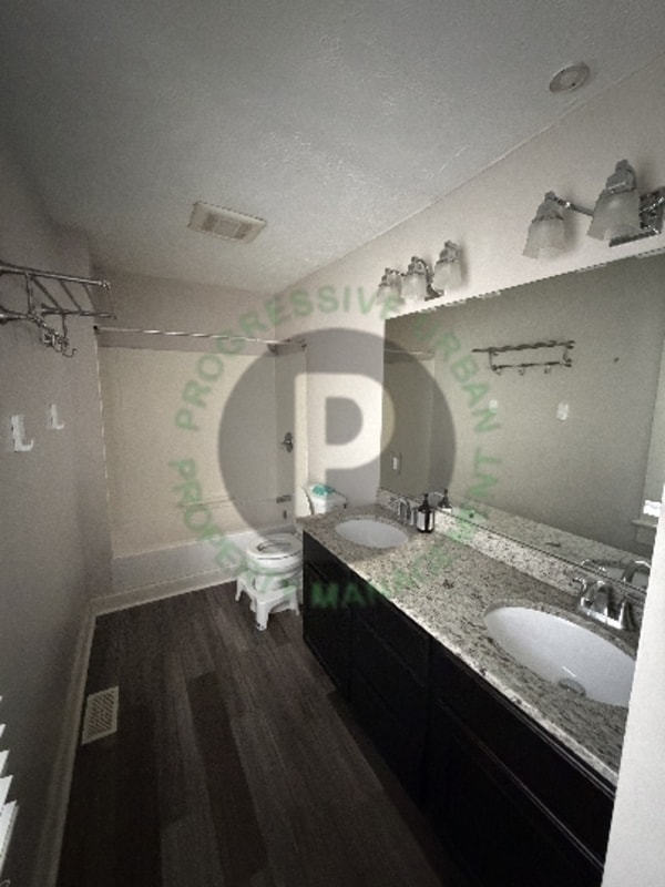 Building Photo - 2562 W 10th St