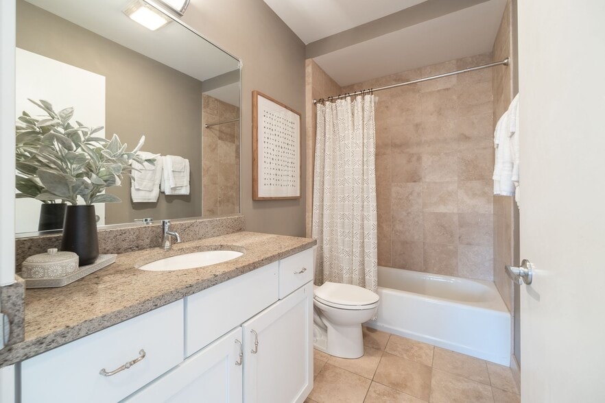 Building Photo - 711 W Grand Ave