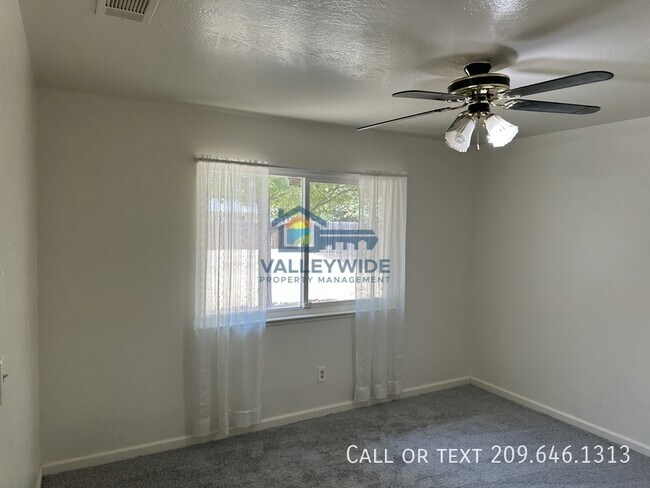 Building Photo - 1321 Woodside Dr