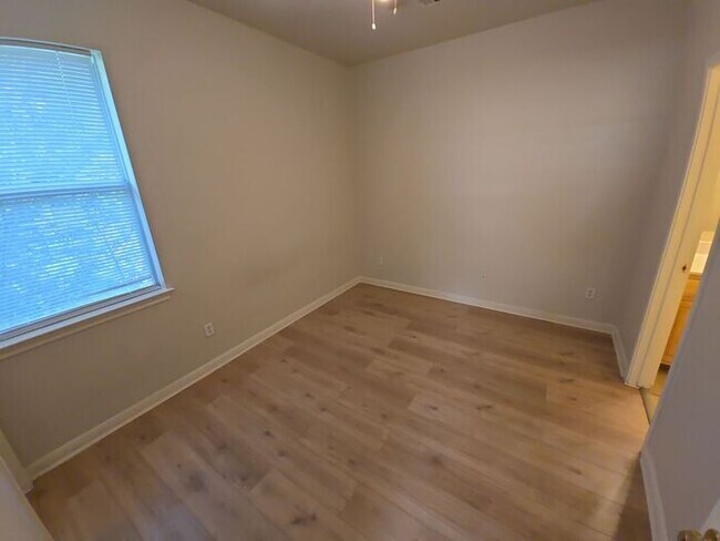 Building Photo - 1125 Map St