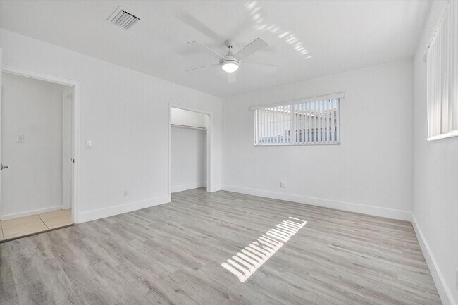 Building Photo - 1353 SE 7th Ct