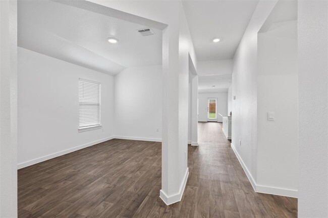 Building Photo - 211 James River Dr
