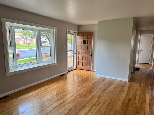 Building Photo - 5 Bedroom ,3 bathroom Single Family Unit