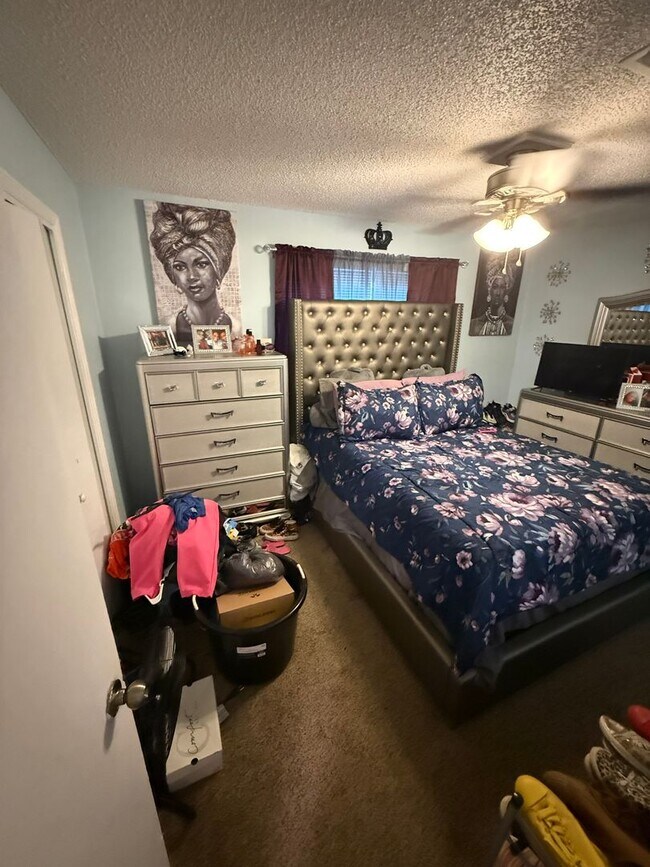 Building Photo - Upgraded 2BR/1.5BA Townhouse Apartment Con...
