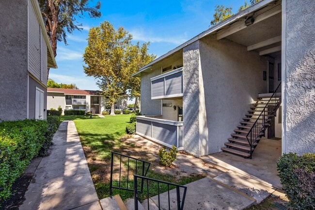 Building Photo - Updated 2 Bedroom Condo in Loma Linda